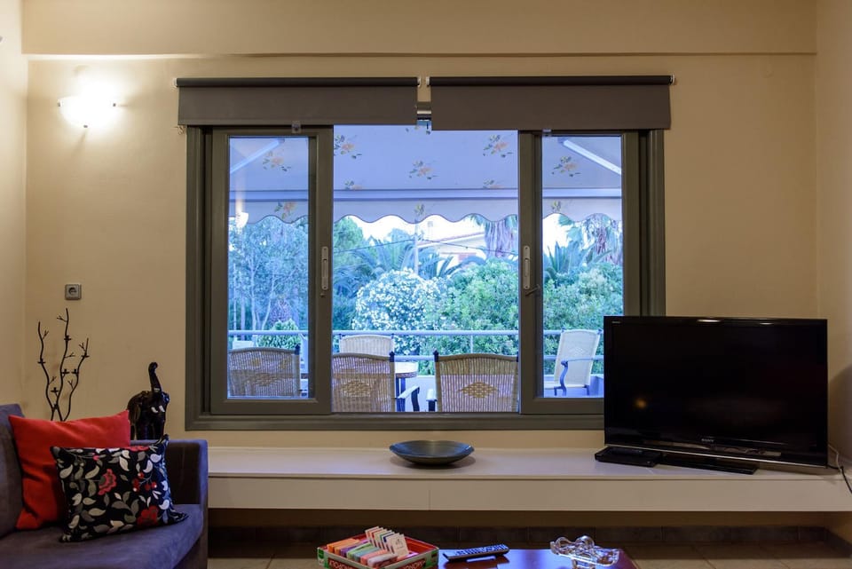 TV and multimedia, Living room, Seating area, Garden view