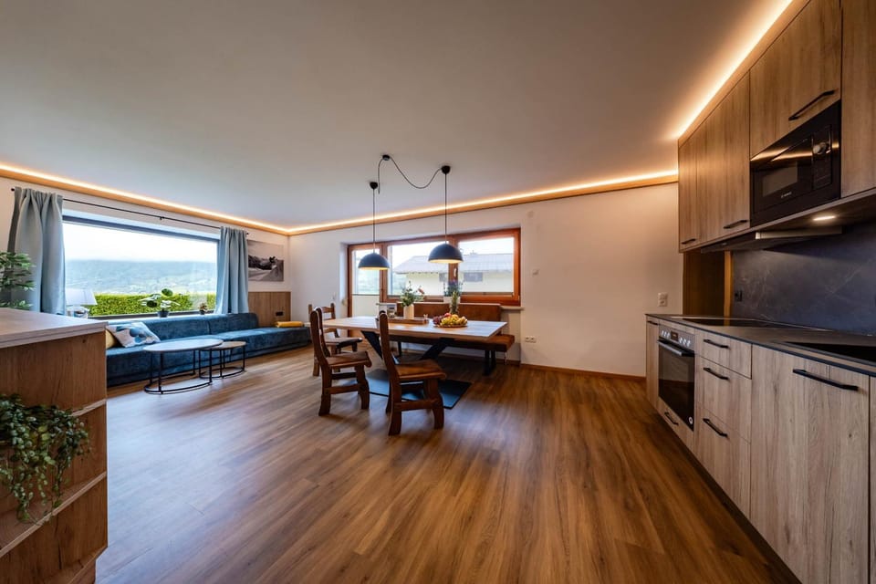 TV and multimedia, Balcony/Terrace, Kitchen or kitchenette, Living room, Dining area, Mountain view