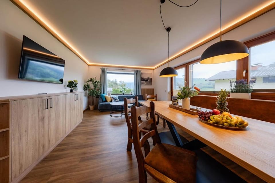 Communal lounge/ TV room, TV and multimedia, Kitchen or kitchenette, Living room, Seating area, Dining area