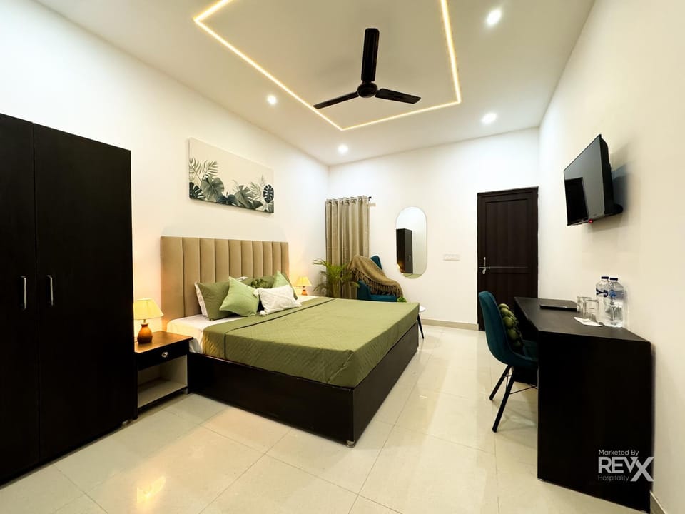Bed, TV and multimedia, Photo of the whole room