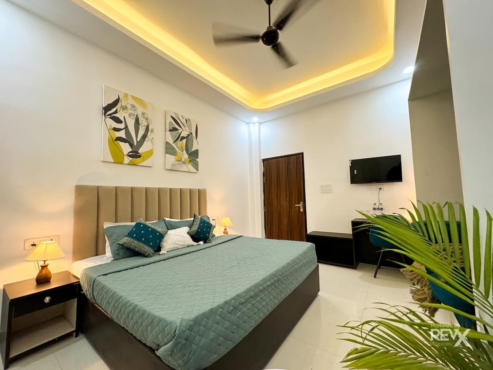 Bed, TV and multimedia, Bedroom