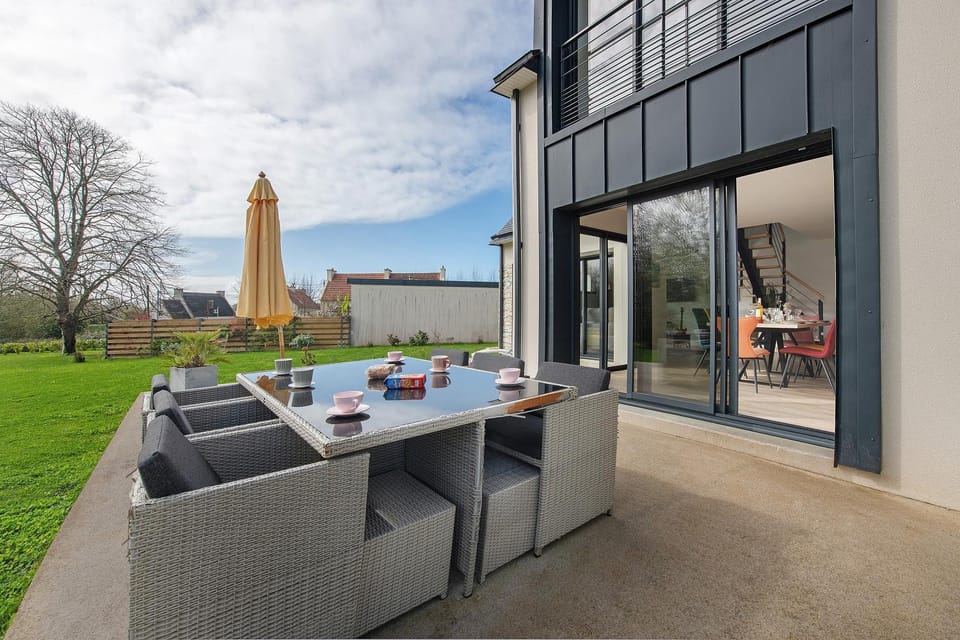 Property building, Balcony/Terrace, Living room