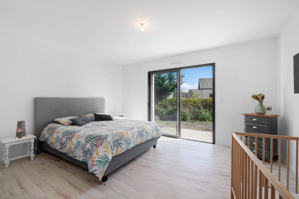 Property building, Living room, Bedroom