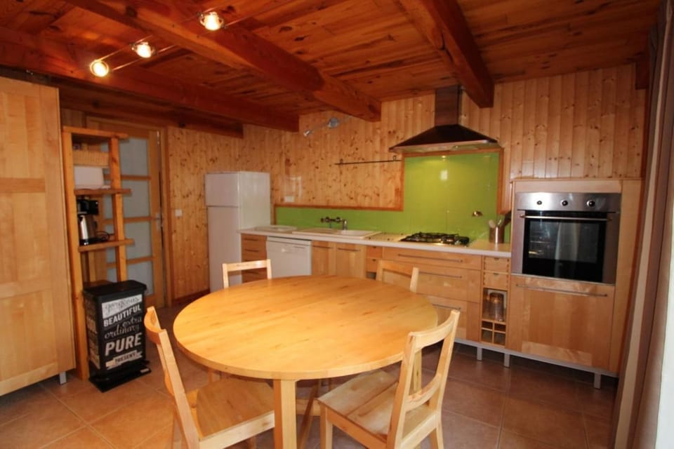 Property building, Kitchen or kitchenette, Living room