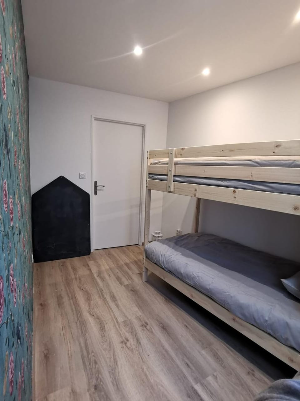 Bedroom, bunk bed