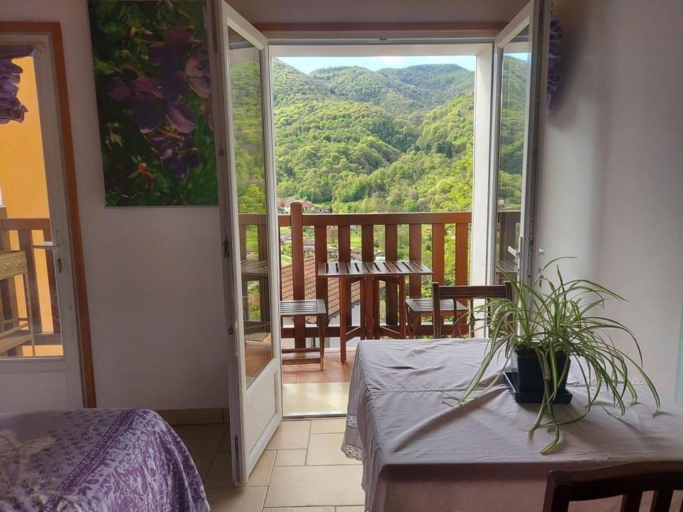 Balcony/Terrace, Bedroom, Mountain view