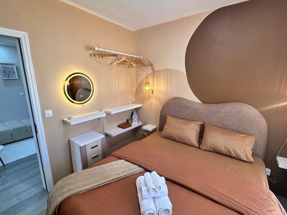 Bed, Bedroom, towels