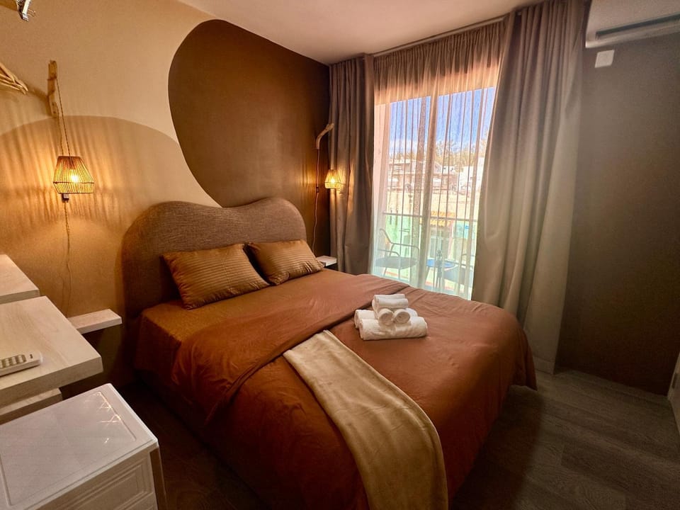Bed, Bedroom, towels