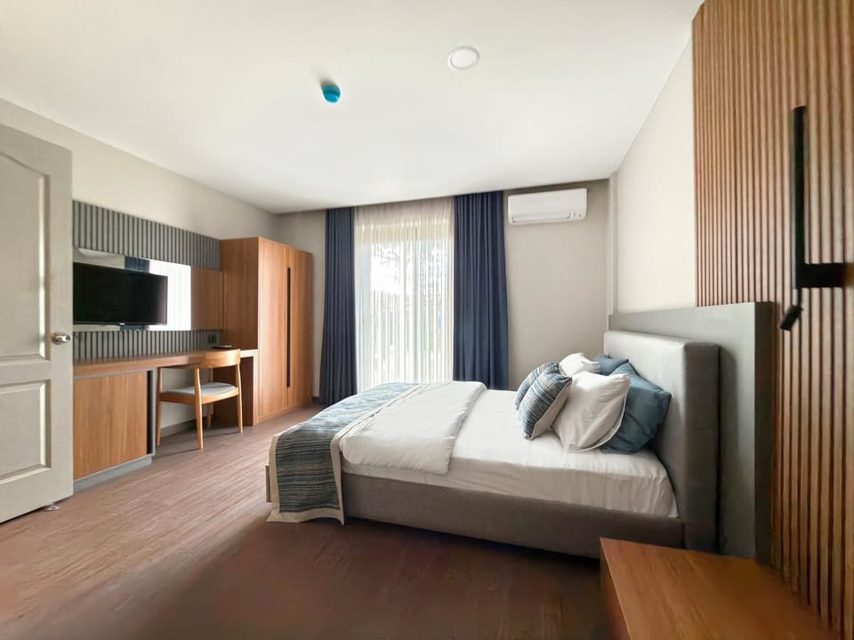 Bed, TV and multimedia, Photo of the whole room, Seating area, Bedroom, wardrobe