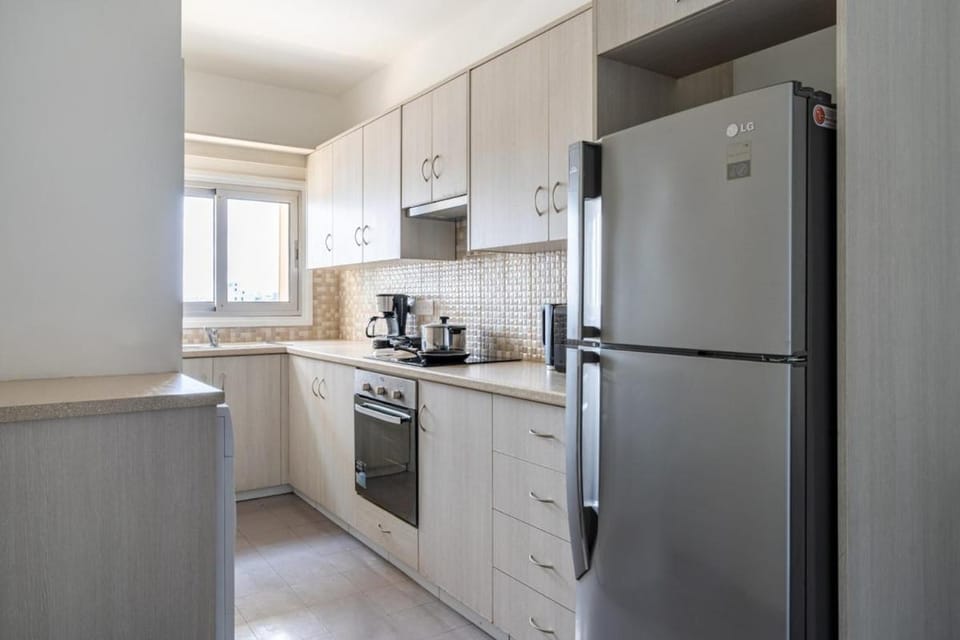 Coffee/tea facilities, microwave, oven, stove, toaster, kitchen