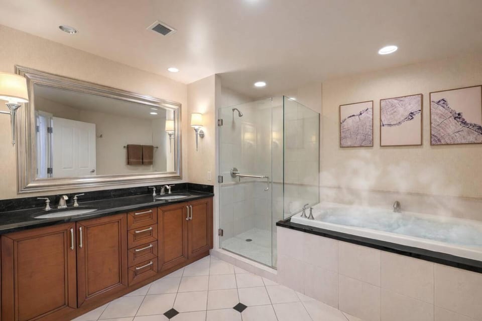 ᐱ The Afterglow Modern 2BR Penthouse at MGM Grand Apartment hotel in Las Vegas Strip