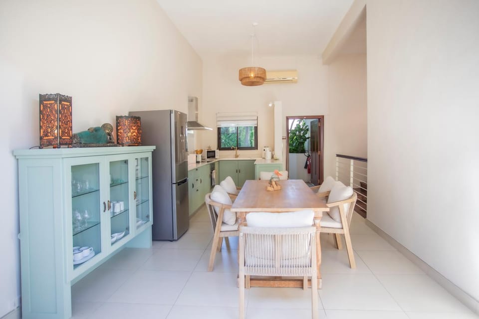 Kitchen or kitchenette, Living room, Seating area, Dining area, oven, air conditioner