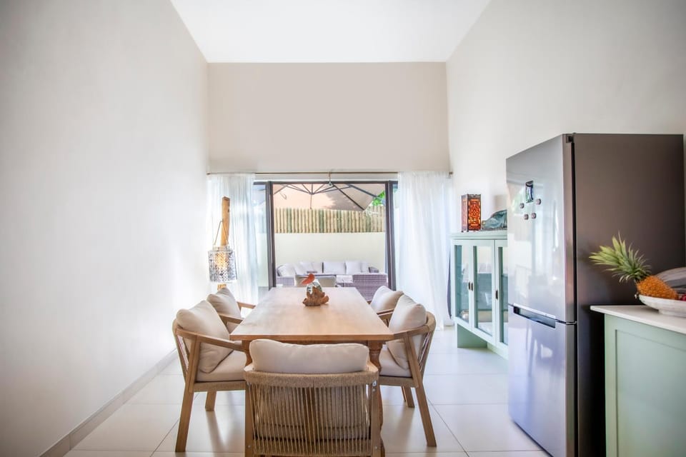Kitchen or kitchenette, Living room, Seating area, Dining area, minibar, oven
