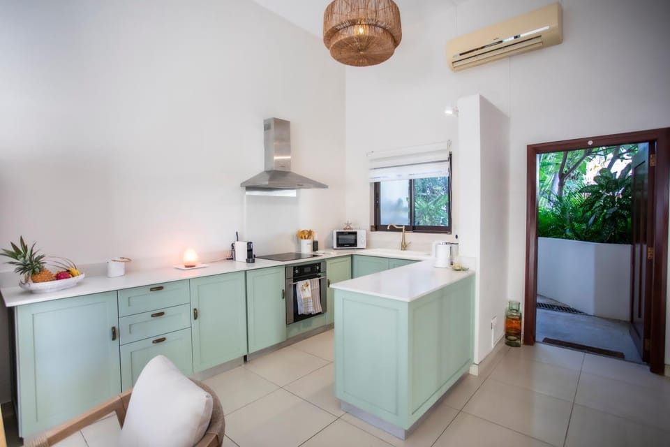 Kitchen or kitchenette, Dining area, minibar, oven, stove