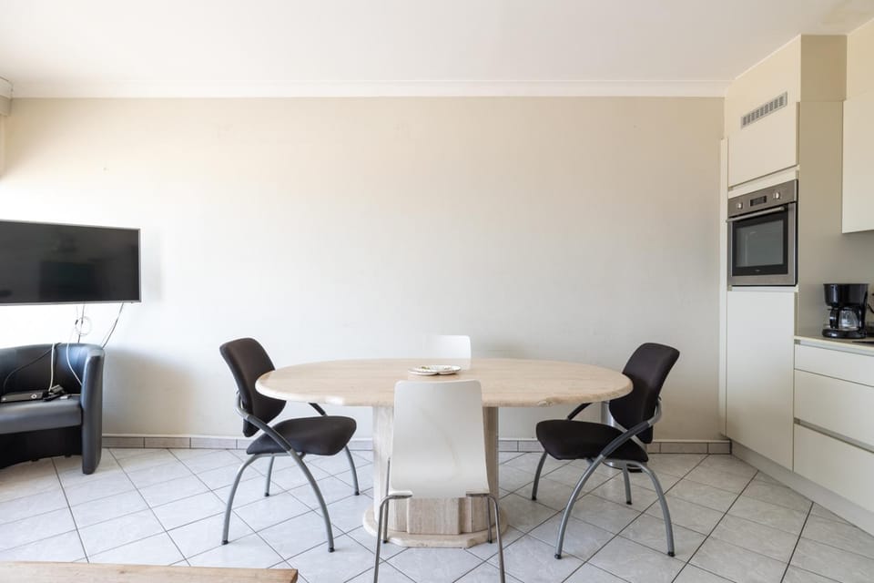 TV and multimedia, Kitchen or kitchenette, Living room, Seating area, Dining area