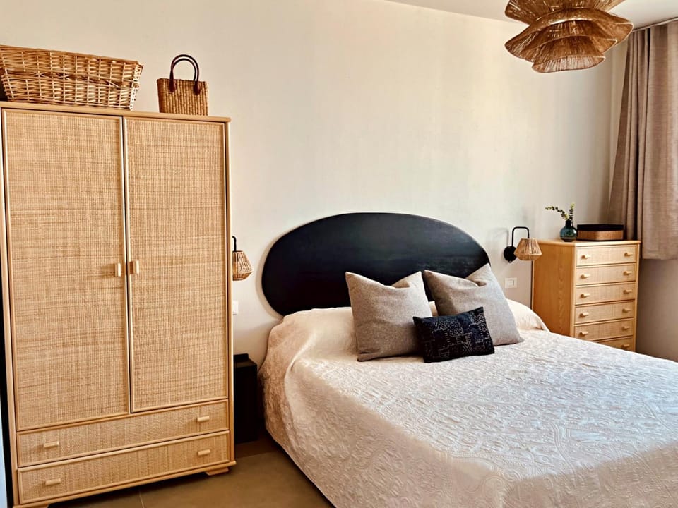 Photo of the whole room, Bedroom