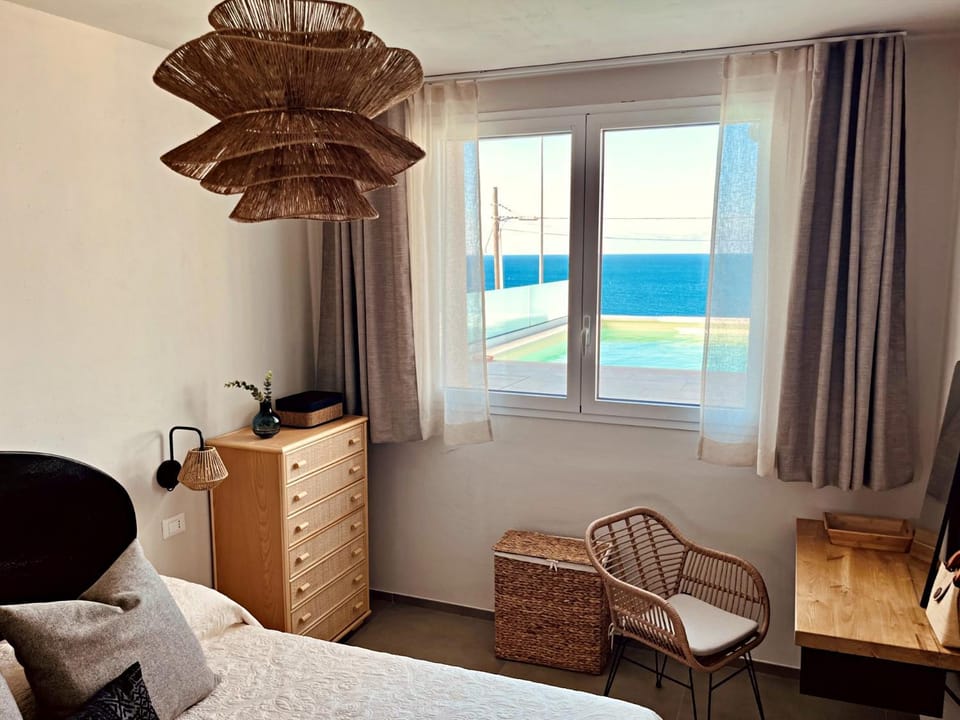 Photo of the whole room, Bedroom