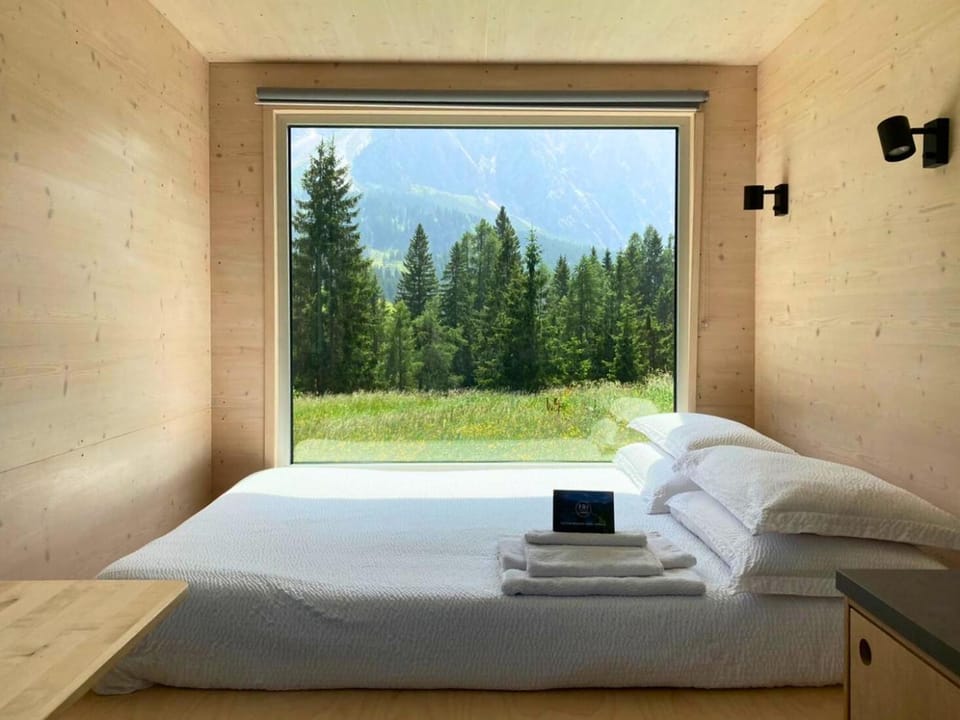 Bed, Natural landscape, Photo of the whole room, Bedroom, Mountain view