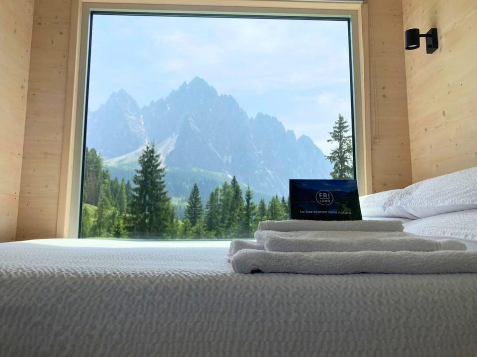 Bed, Natural landscape, Photo of the whole room, Bedroom, Mountain view