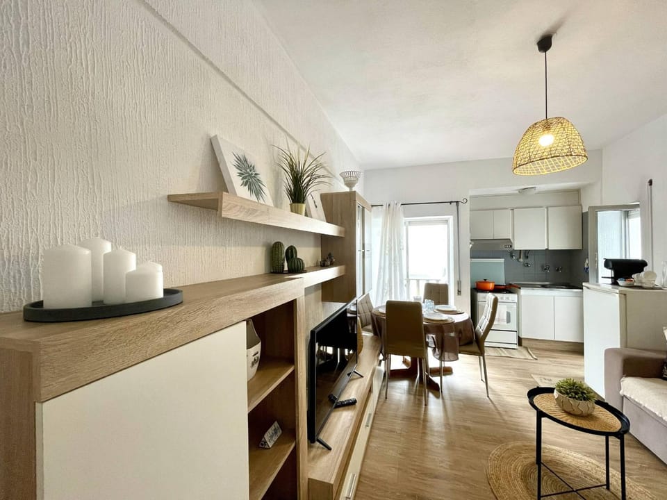TV and multimedia, Kitchen or kitchenette, Living room, Dining area, oven, stove