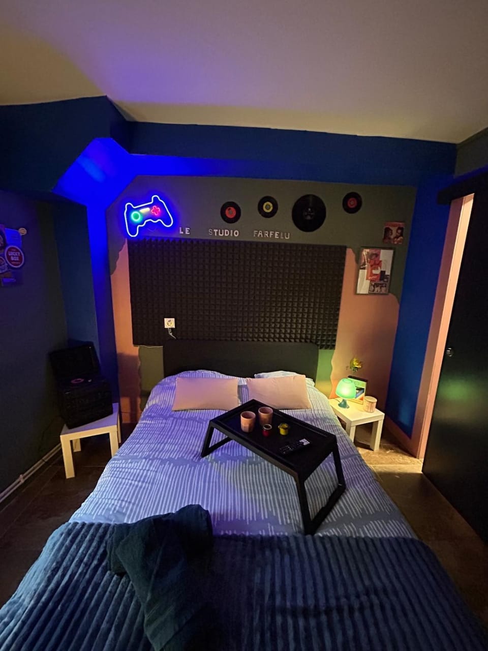 Photo of the whole room, Bedroom