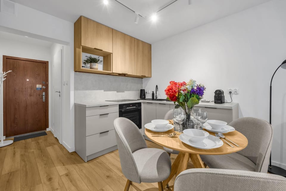Wola Apt - 8th Floor, Tram&Bus Nearby Apartment in Warsaw