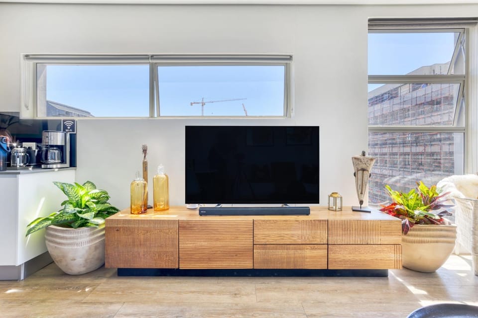 Corner Apartment - Central Cape Town with Pool & Parking Apartment in Cape Town