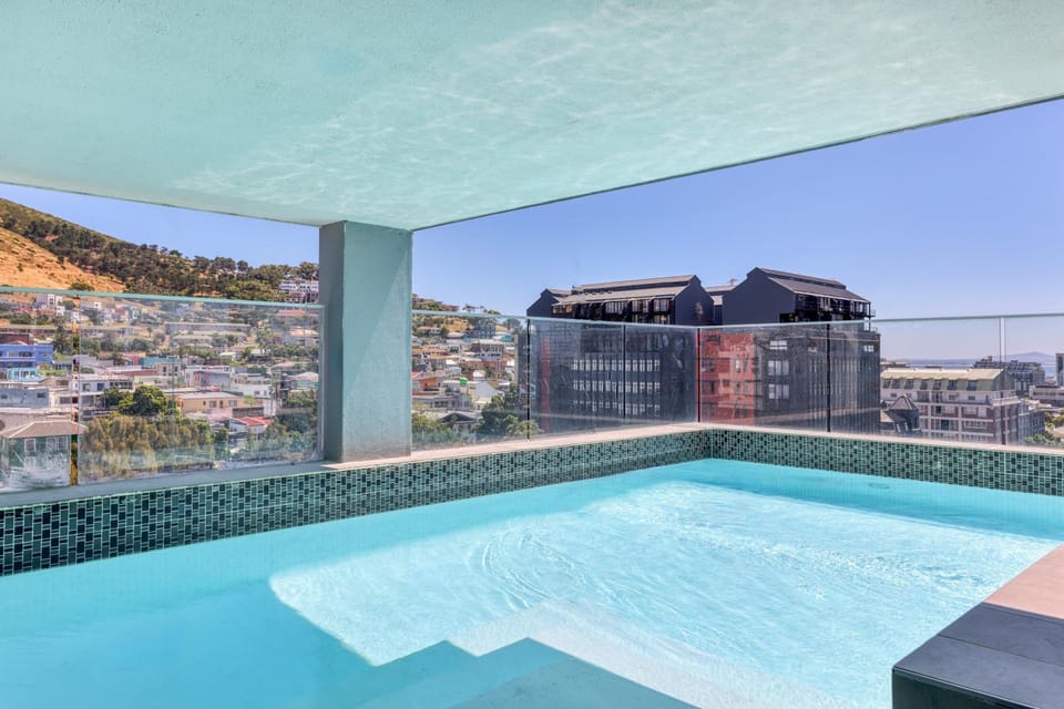 Corner Apartment - Central Cape Town with Pool & Parking Apartment in Cape Town
