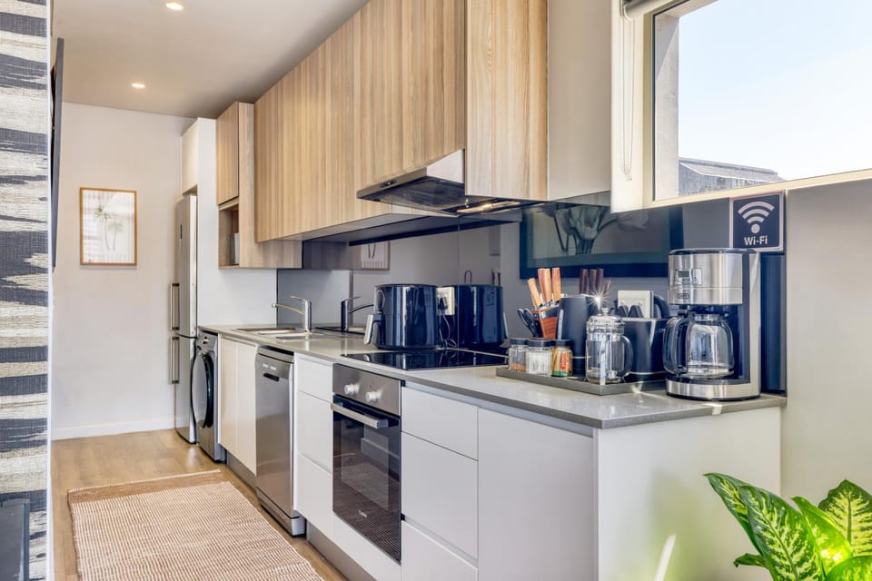 Corner Apartment - Central Cape Town with Pool & Parking Apartment in Cape Town