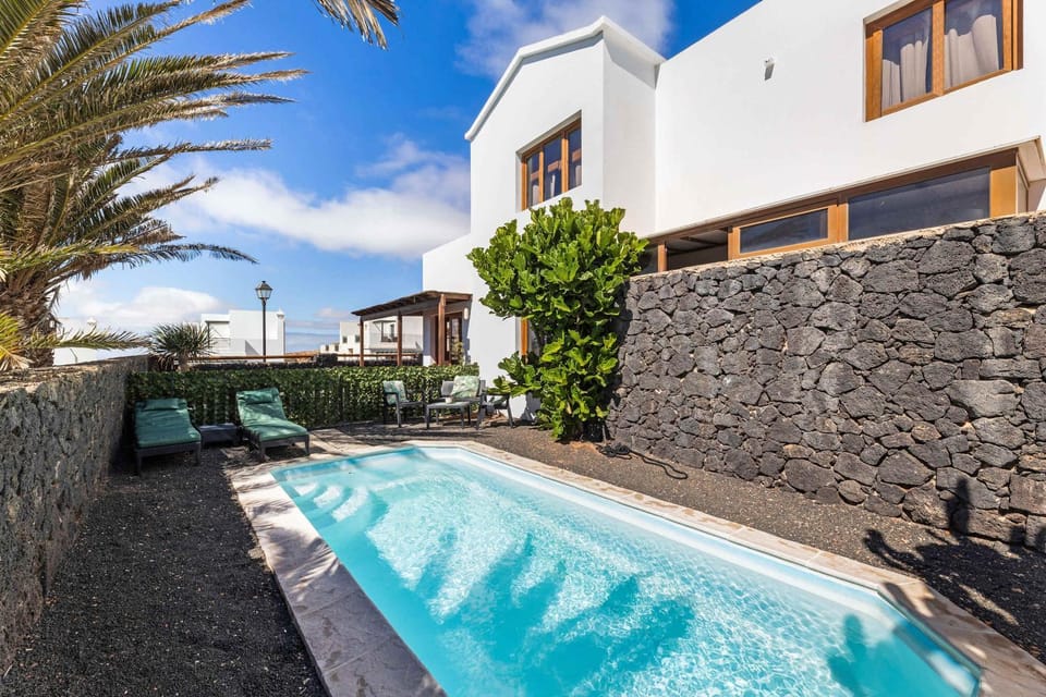 Villa Calma Pool Oasis & Volcano Views Bayside House in Isla de Lanzarote