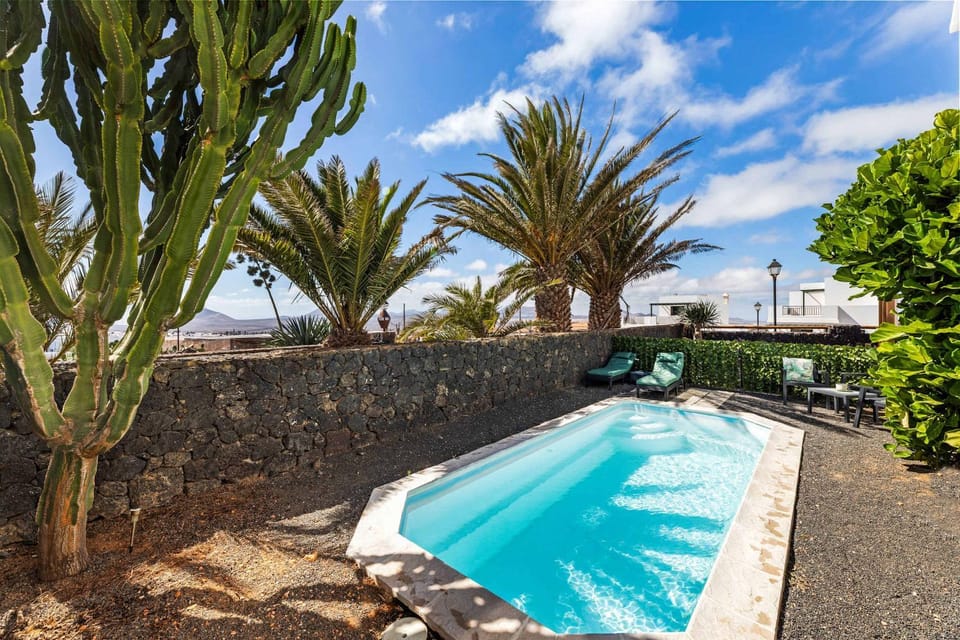 Villa Calma Pool Oasis & Volcano Views Bayside House in Isla de Lanzarote