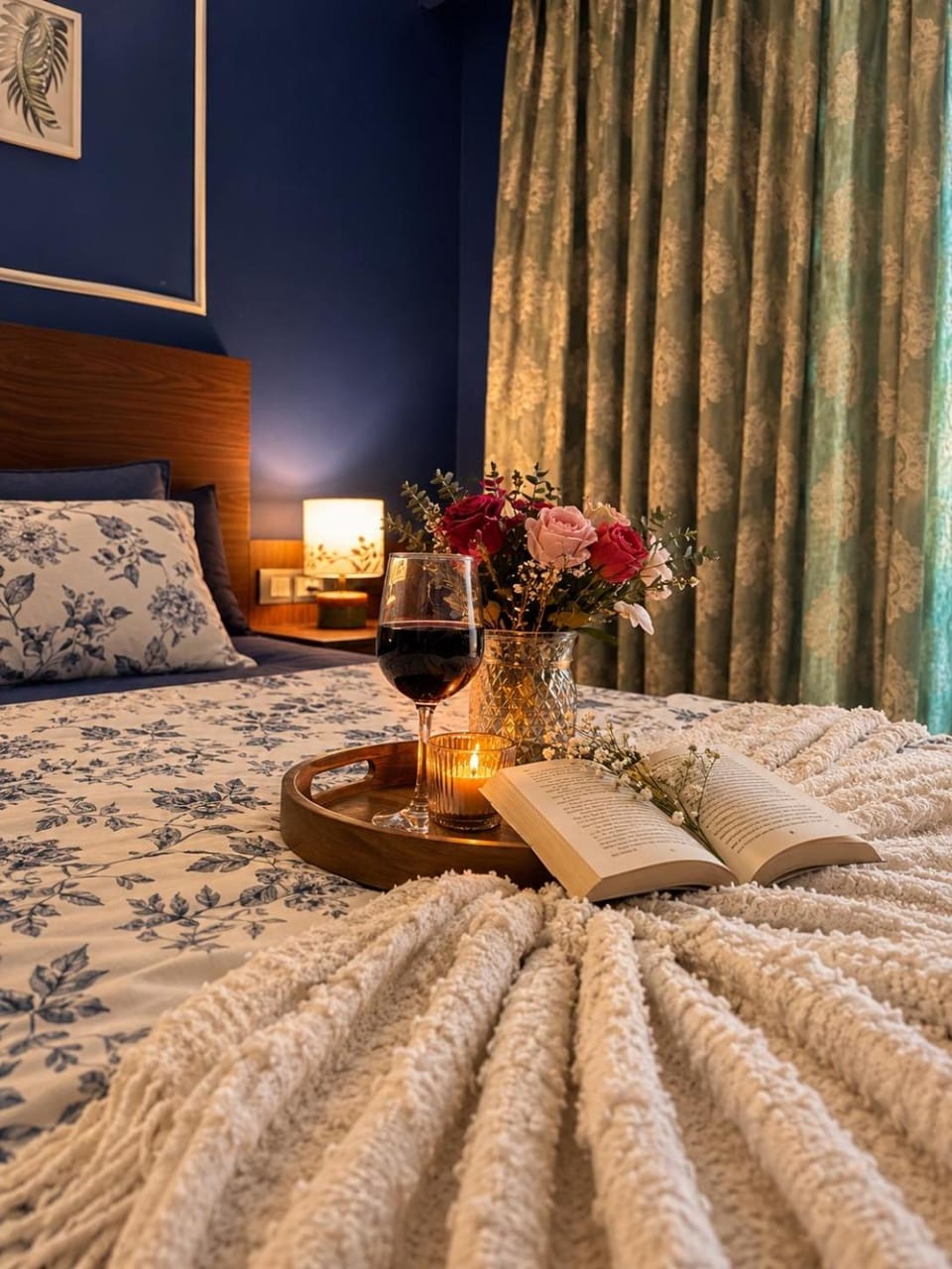 Bed, Food and drinks, Bedroom, Drinks