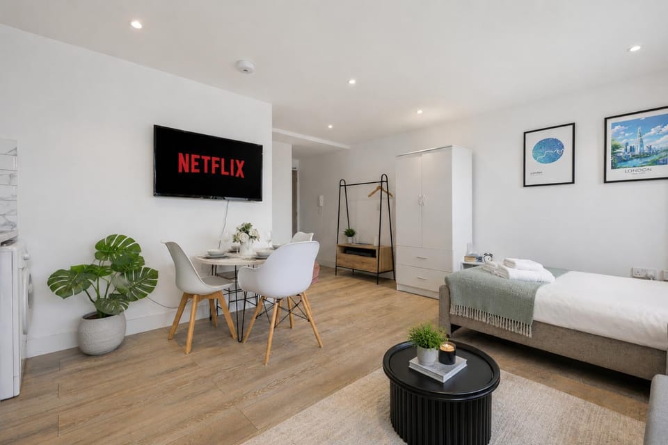 Bed, TV and multimedia, Living room, Photo of the whole room, Seating area, Bedroom