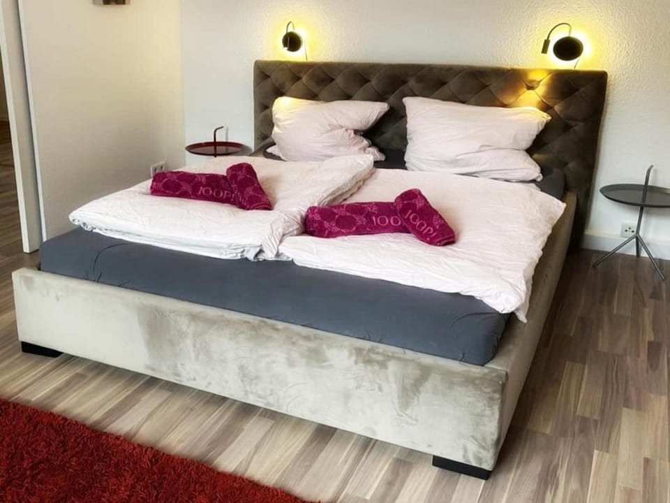 Bed, Photo of the whole room, towels