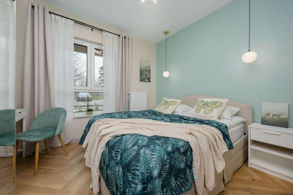 Bed, Photo of the whole room, Seating area, Bedroom