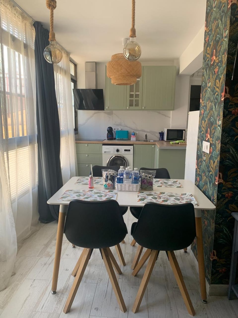 Kitchen or kitchenette, Dining area