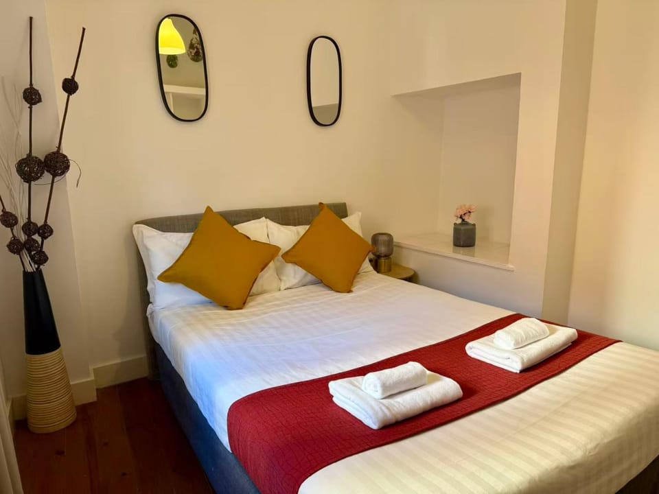Bed, Photo of the whole room, Bedroom, towels