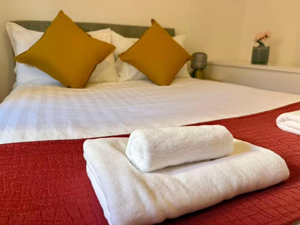 Bed, Bedroom, towels