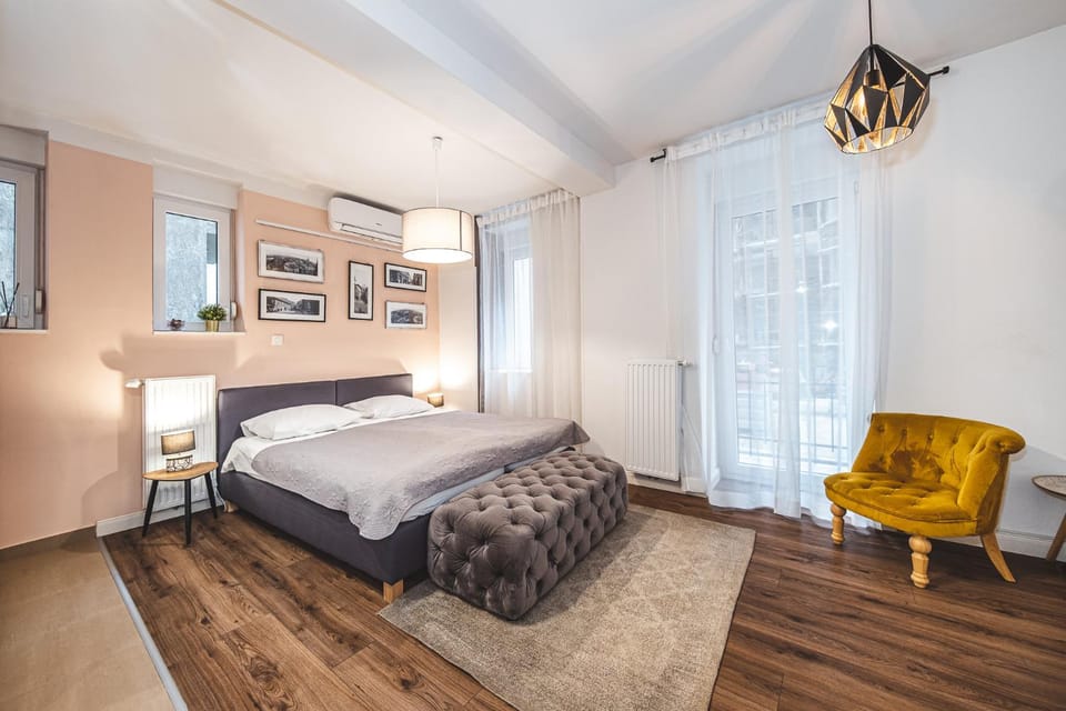 Bed, Photo of the whole room, Seating area, Bedroom