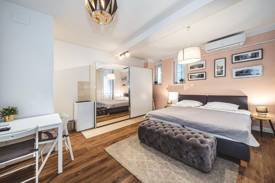Bed, TV and multimedia, Bedroom, air conditioner