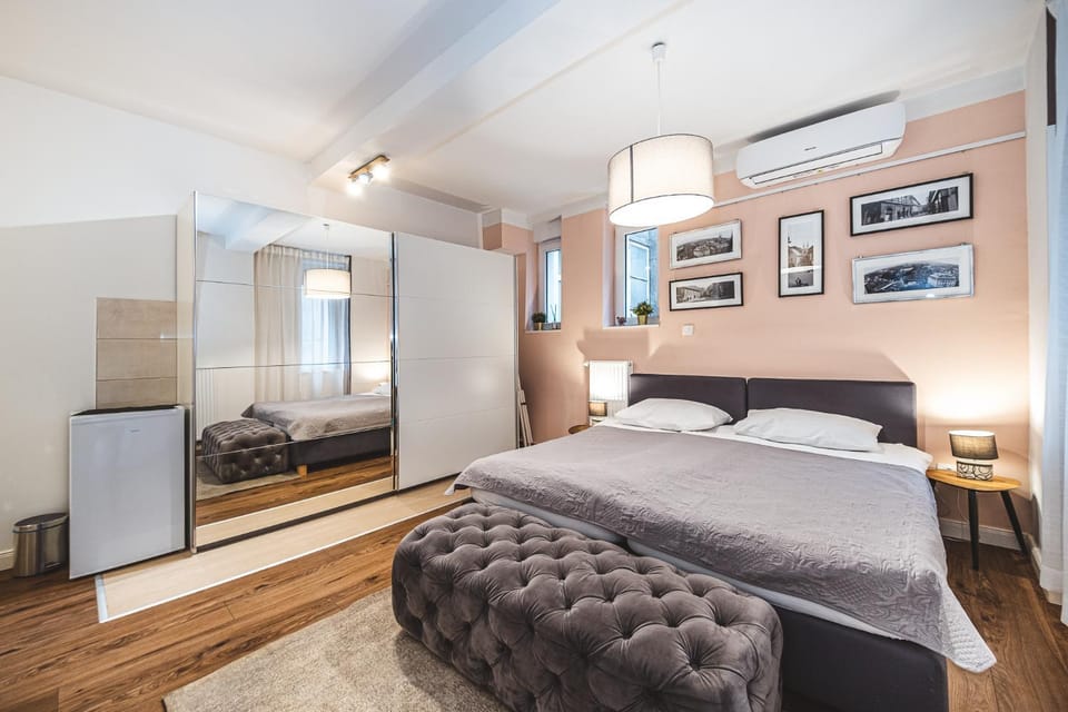 Bedroom, wardrobe, air conditioner