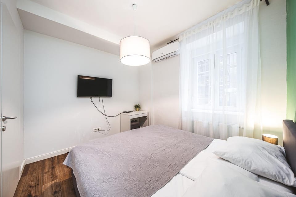 Bed, TV and multimedia, Photo of the whole room, Bedroom