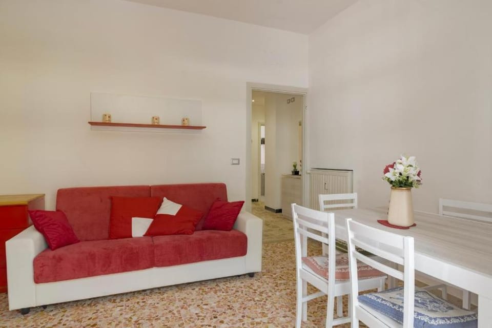 Communal lounge/ TV room, TV and multimedia, Living room, Seating area, Dining area, air conditioner