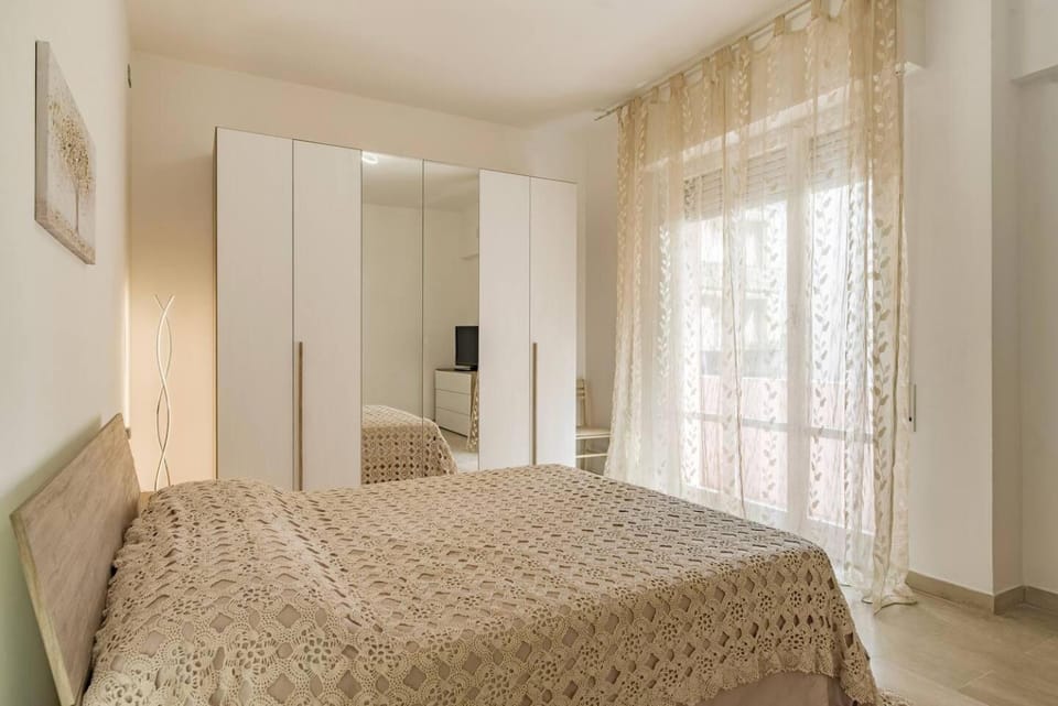 Bed, TV and multimedia, Balcony/Terrace, Photo of the whole room, Bedroom, wardrobe, air conditioner