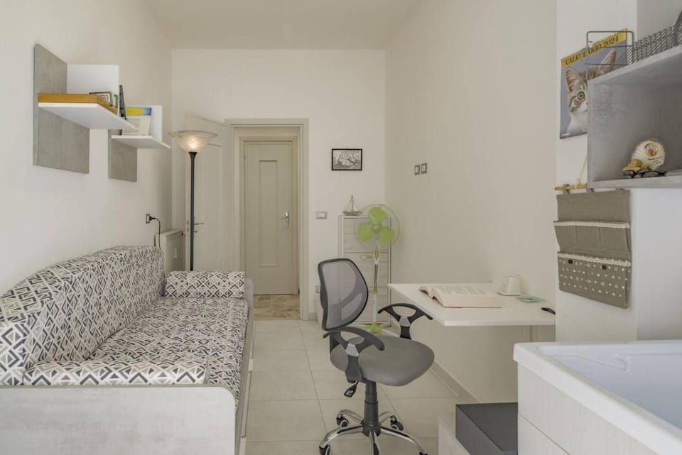 Bed, Balcony/Terrace, Photo of the whole room, Seating area, Bedroom, washing machine, air conditioner