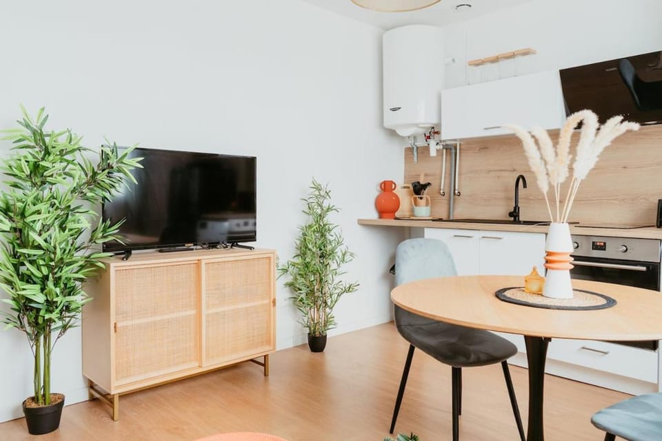 TV and multimedia, Coffee/tea facilities, Kitchen or kitchenette, Dining area, furniture, heating, internet, oven, storage, stove, toaster, washing machine