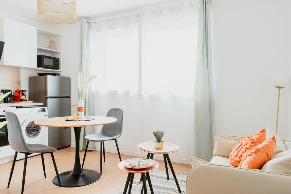 TV and multimedia, Coffee/tea facilities, Kitchen or kitchenette, Living room, Seating area, Dining area, furniture, heating, internet, microwave, oven, storage, toaster, washing machine