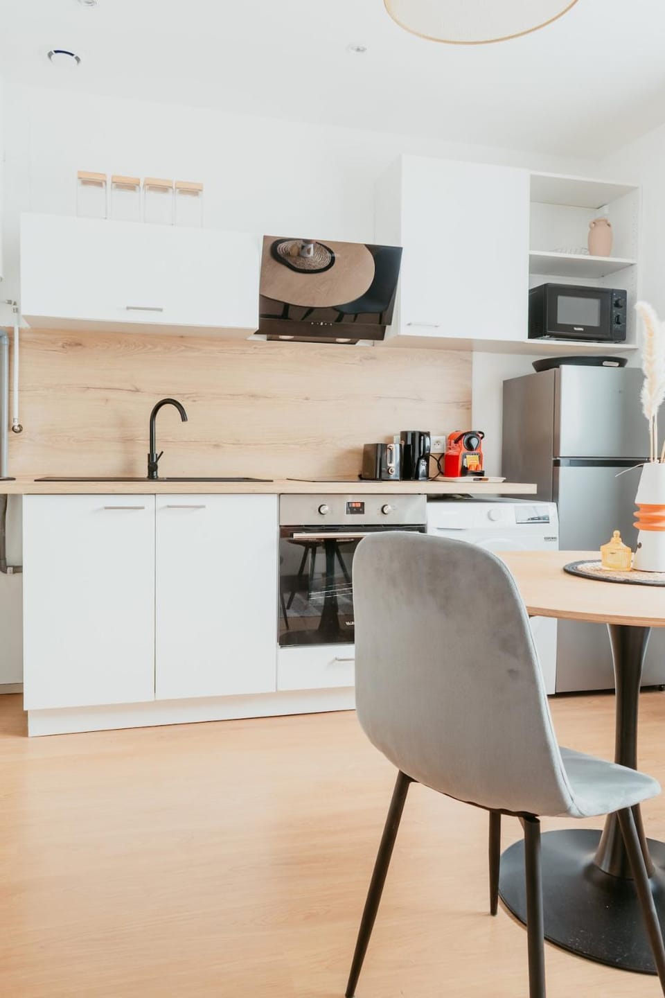 Coffee/tea facilities, Kitchen or kitchenette, Dining area, furniture, heating, internet, microwave, oven, storage, stove, toaster, washing machine