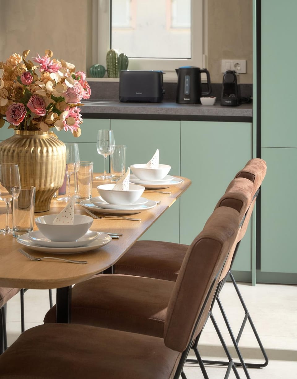 Coffee/tea facilities, Kitchen or kitchenette, Seating area, Dining area