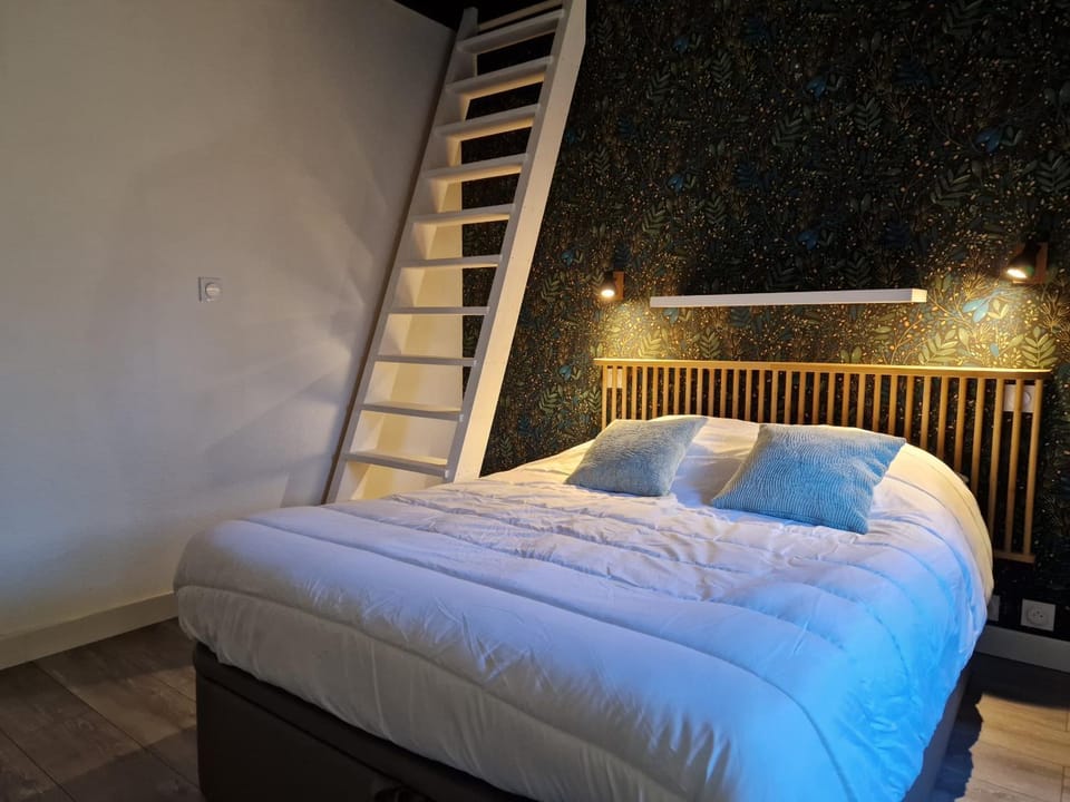 Bed, Bedroom